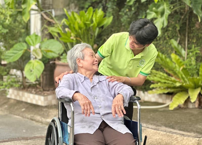 cham-soc-nguoi-cao-tuoi-kho-di-lai-1