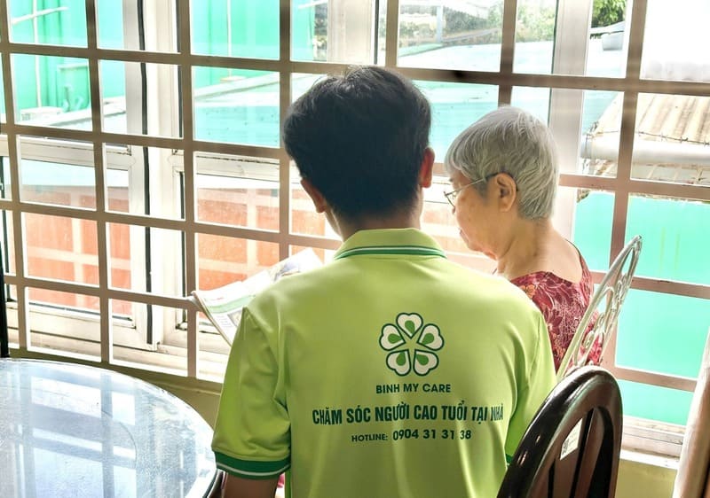 cham-soc-nguoi-cao-tuoi-kho-di-lai-3