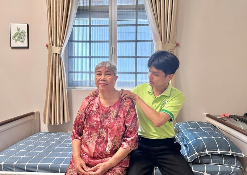 cham-soc-nguoi-cao-tuoi-kho-di-lai-4