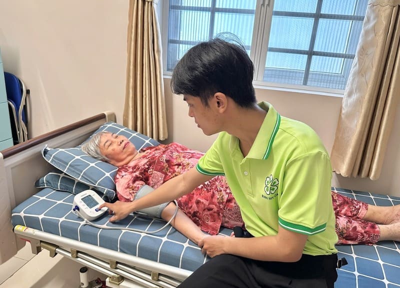 cham-soc-nguoi-cao-tuoi-sau-phau-thuat-2