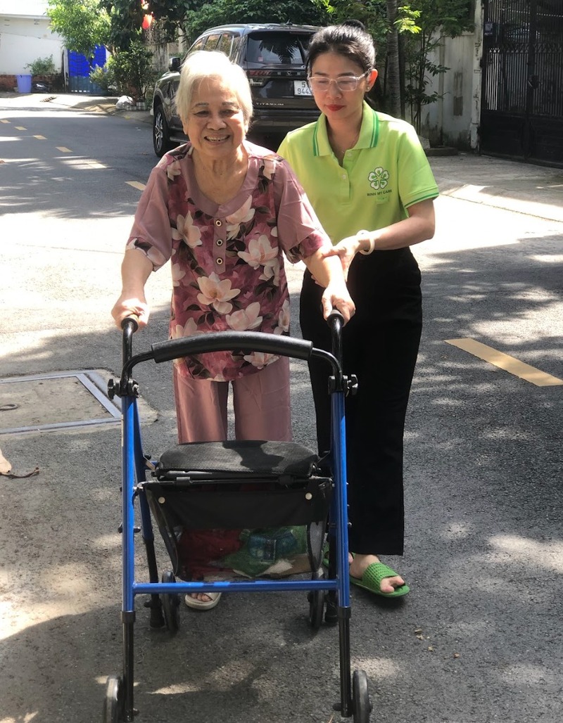 cham-soc-nguoi-cao-tuoi-sau-chan-thuong-binh-my-care-22