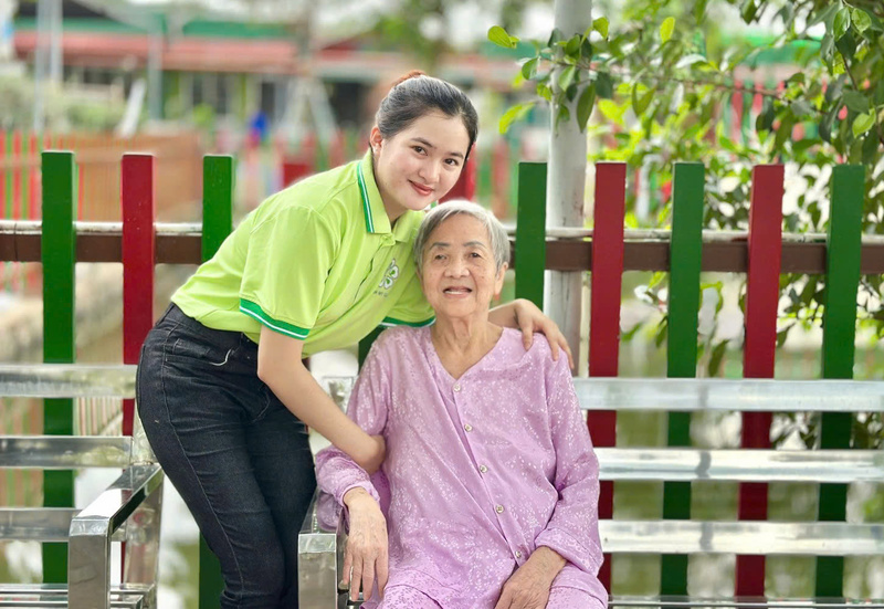 cham-soc-nguoi-cao-tuoi-sau-chan-thuong-binh-my-care-6