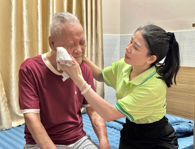 cham-soc-nguoi-cao-tuoi-sau-tai-bien-binh-my-care-4