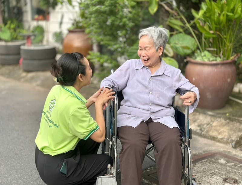 chuan-bi-gi-khi-dua-nguoi-cao-tuoi-di-kham-1