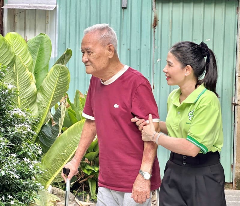 chuan-bi-gi-khi-dua-nguoi-cao-tuoi-di-kham-4