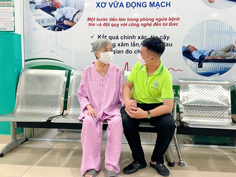 dich-vu-dua-nguoi-cao-tuoi-di-kham-dinh-ky-binh-my-care-1
