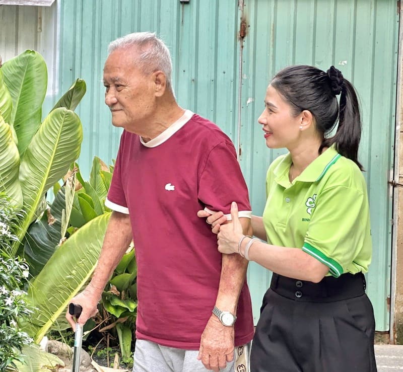 dich-vu-dua-nguoi-cao-tuoi-di-tai-kham-binh-my-care-1