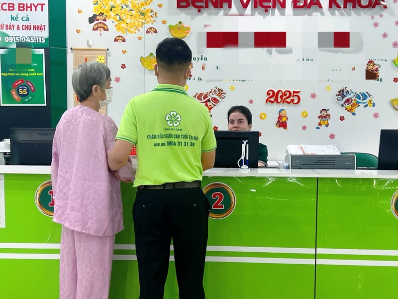 dich-vu-dua-nguoi-cao-tuoi-di-xet-nghiem-binh-my-care-1