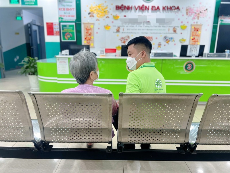 dich-vu-dua-nguoi-cao-tuoi-di-xet-nghiem-binh-my-care-3