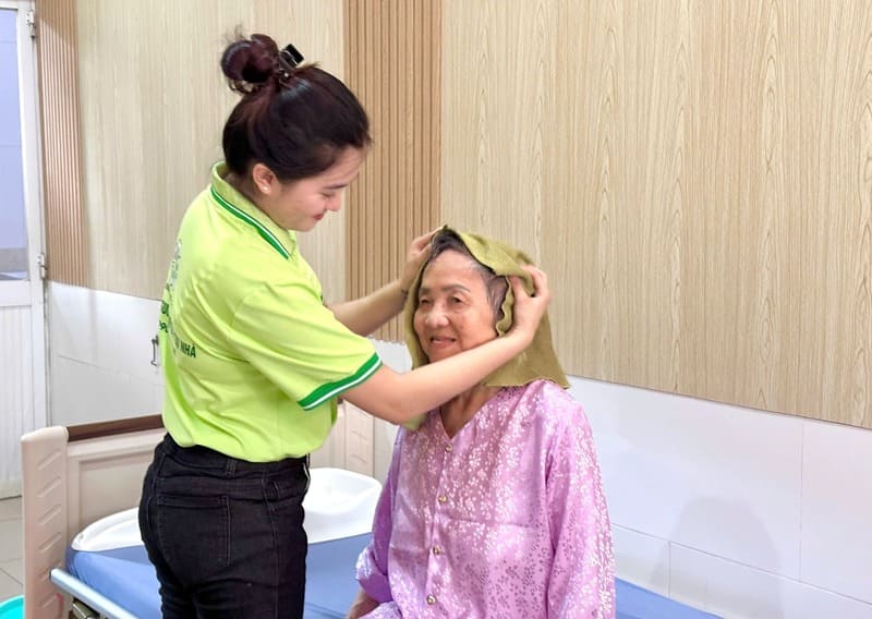 dich-vu-tam-cho-nguoi-cao-tuoi-tai-nha-binh-my-care-2