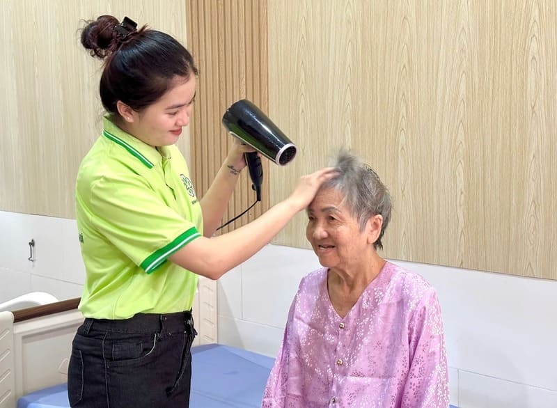 dich-vu-tam-cho-nguoi-cao-tuoi-tai-nha-binh-my-care-3