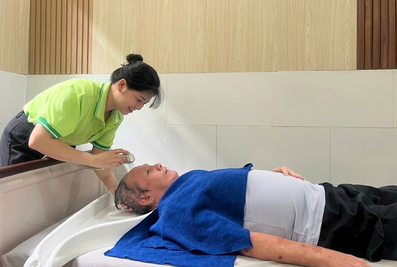 dich-vu-tam-cho-nguoi-cao-tuoi-tai-nha-binh-my-care-4