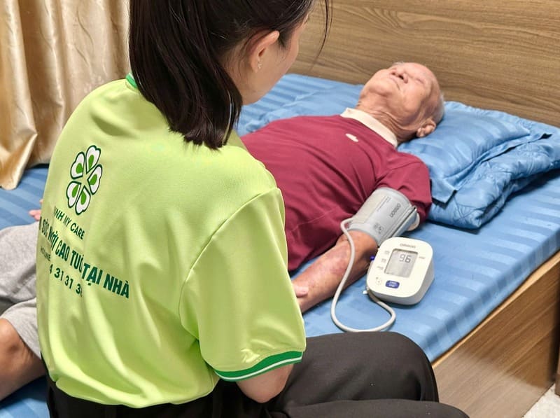 luu-y-khi-cham-soc-nguoi-cao-tuoi-tai-benh-vien-1