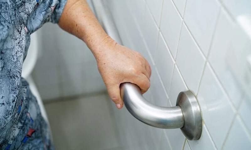 thiet-bi-nao-can-thiet-cho-nguoi-cao-tuoi-tai-nha-4