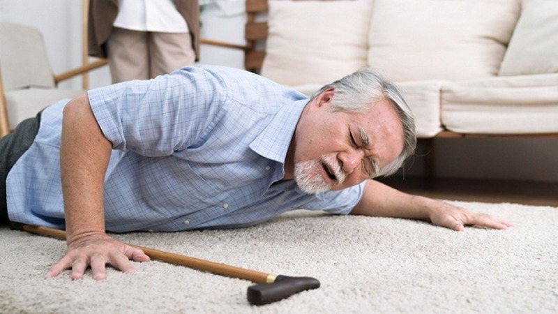 cham-soc-nguoi-gia-bi-nga-1