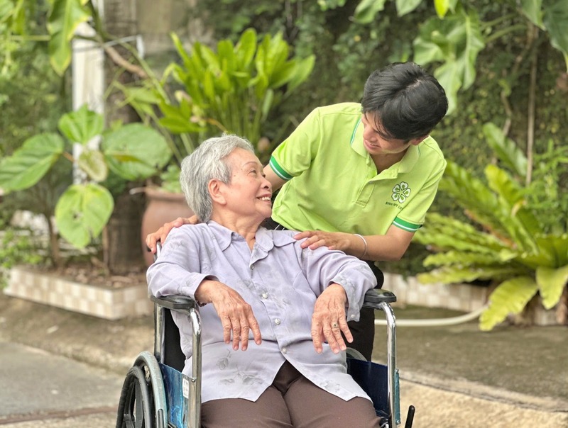 cham-soc-nguoi-gia-bi-nga-4