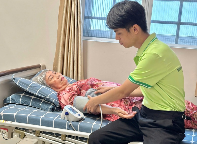 cham-soc-nguoi-gia-tai-nha-4