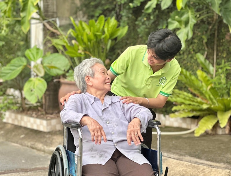 cham-soc-nguoi-gia-theo-gio-2