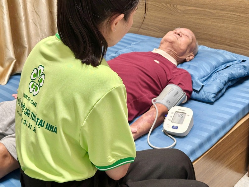 cham-soc-nguoi-gia-bi-viem-phoi-4