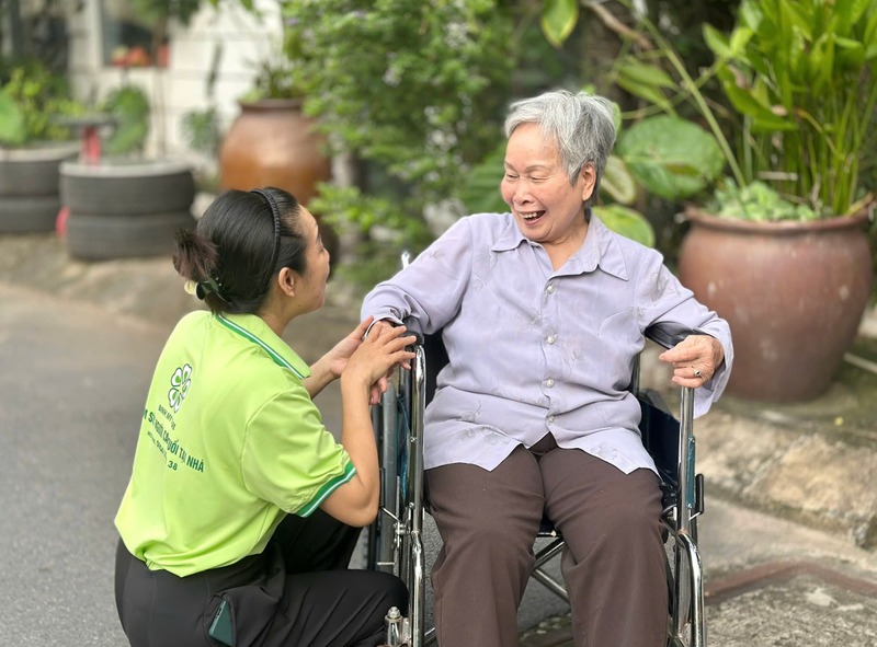 ho-ly-cham-soc-nguoi-gia-tai-nha-1