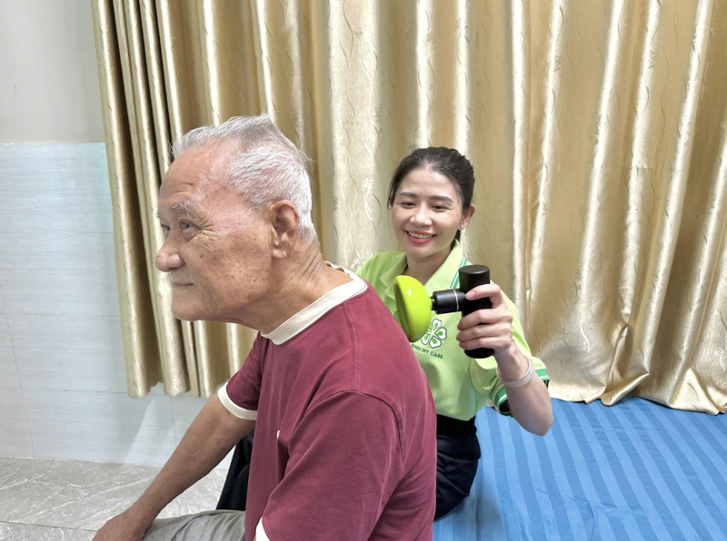 cach-cham-soc-nguoi-gia-bi-dau-lung-4