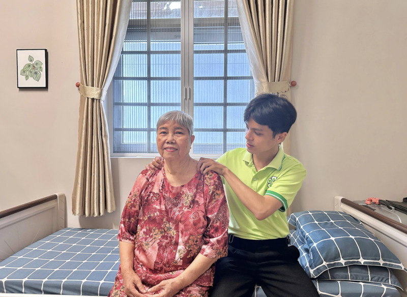 cach-cham-soc-nguoi-gia-bi-dau-lung-7