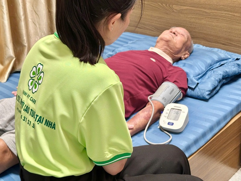 cham-soc-nguoi-gia-bi-cao-huyet-ap-4