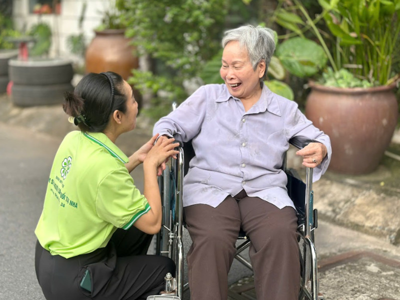 cham-soc-nguoi-gia-kho-tinh-4