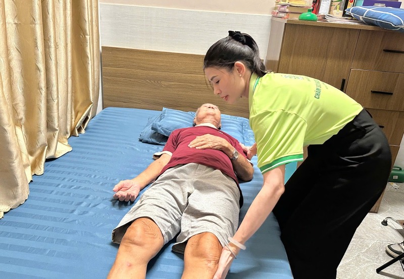 cham-soc-nguoi-gia-mat-ngu-3