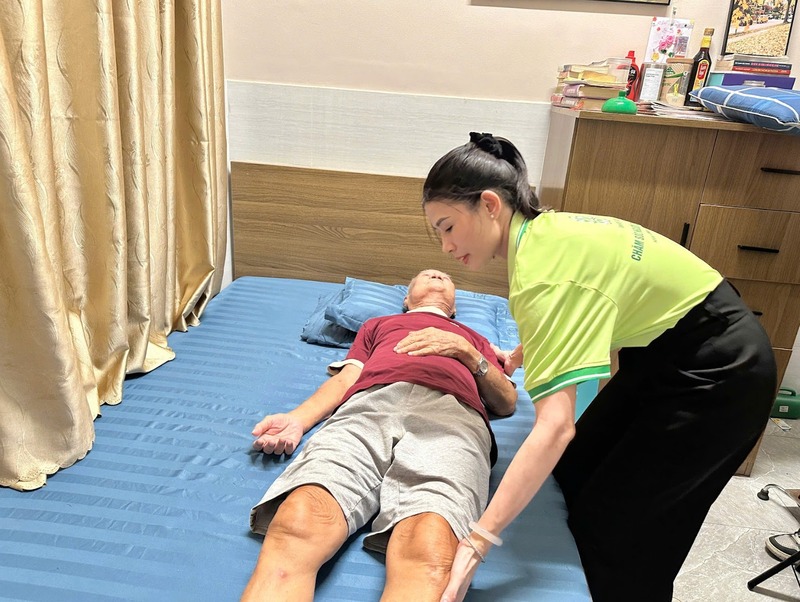 cham-soc-nguoi-gia-nam-mot-cho-1