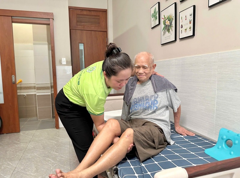 cham-soc-nguoi-gia-nam-mot-cho-2