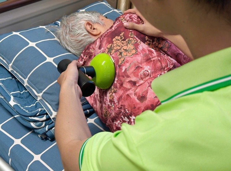 cham-soc-nguoi-gia-nam-mot-cho-3