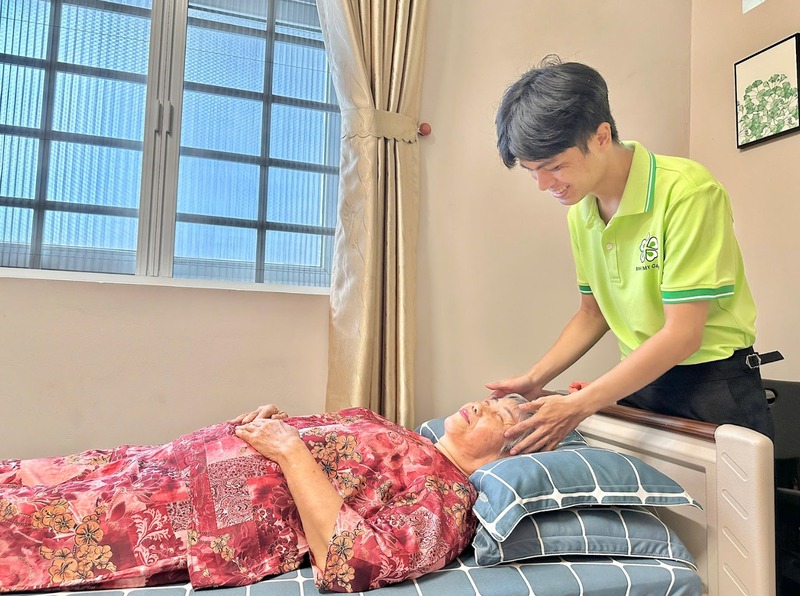 cham-soc-nguoi-gia-nam-mot-cho-4