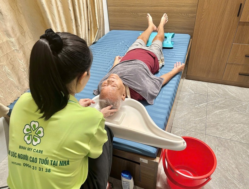 cham-soc-nguoi-gia-nam-mot-cho-5