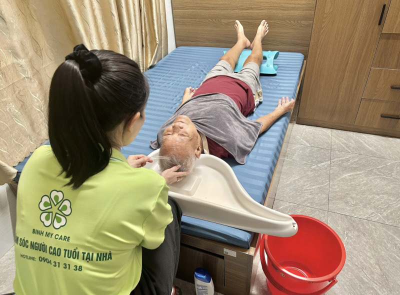 co-nen-thue-nguoi-cham-soc-nguoi-gia-tai-nha-khong-2