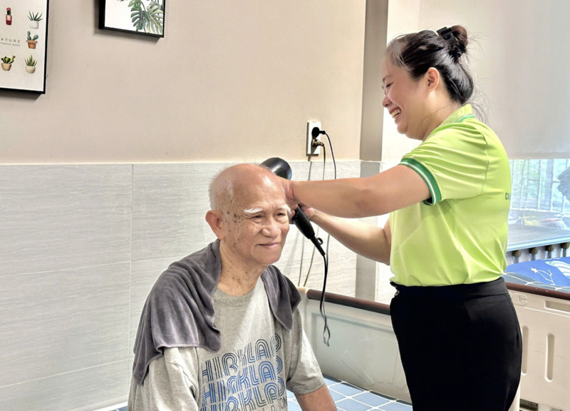 co-nen-thue-nguoi-cham-soc-nguoi-gia-tai-nha-khong-4